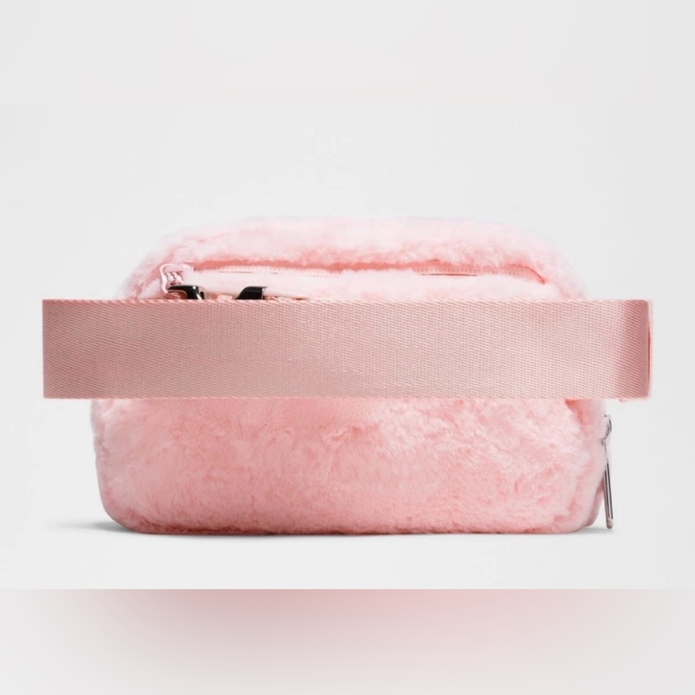 Lululemon NWT Everywhere Belt Bag Plush Fleece Strawberry Milkshake Pink 1L - Picture 3 of 11